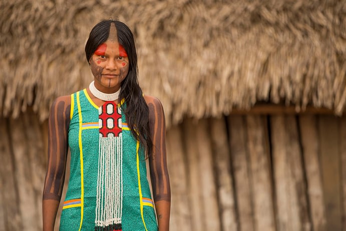 A modelo indígena Ngrejkampyre Kayapó com um colar Kayapó, vendido pela Tucum - empresa capta recursos na segunda rodada de empréstimo coletivo SITAWI